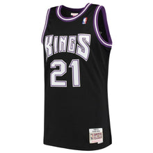 Load image into Gallery viewer, Men's Mitchell &amp; Ness Vlade Divac Black Sacramento Kings  Hardwood Classics Swingman Jersey